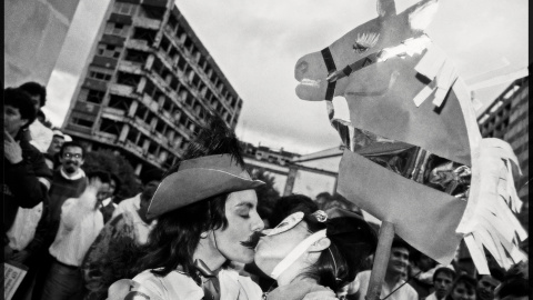 "El beso" (1993), fotografía mítica de Yolanda Andrade capturando el Orgullo LGTBIQ.