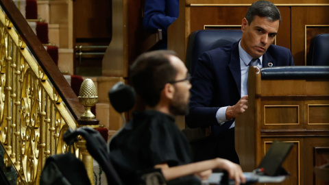 12/07/2022.- El presidente del Gobierno, Pedro Sánchez (d), y el portavoz parlamentario de Unidas Podemos, Pablo Echenique (i), durante el debate sobre el estado de la nación que comienza este martes en el Congreso. EFE/ Mariscal