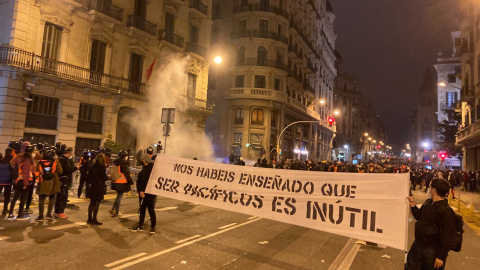 Una pancarta a la Via Laietana durant la protesta per l'empresonament de Pablo Hasél d'aquest diumenge.