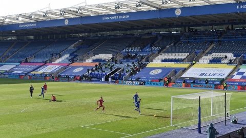 Imagen de un partido de fútbol sin público en el estadio King Power en Leicester, Reino Unido