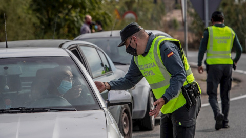 30/10/2020.-Agentes de la Guardia Civil de Tráfico realizan controles de movilidad a la entrada de la localidad gaditana de Jerez de la Frontera.