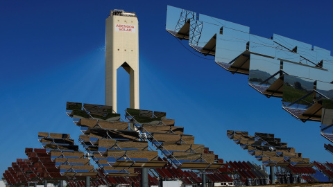 La torres y los paneles solares de la planta Solucar, de Abengoa, en la localidad de Sanlucar la Mayor, cerca de Sevilla. REUTERS/Marcelo del Pozo