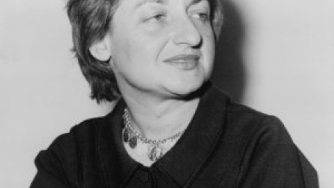 Betty Friedan, la feminista que destapó la 'cárcel' de las mujeres atrapadas en el rol de ama de casa sumisa