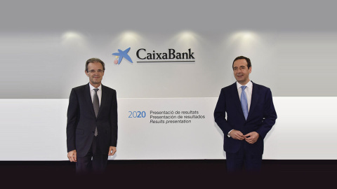 El presidente de CaixaBank, Jordi Gual (i), y el consejero delegado de la entidad, Gonzalo Gortázar, en la presentación de resultados de 2020.