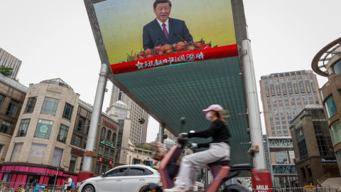 Una pantalla muestra al presidente chino, Xi Jinping, el día del juramento del nuevo jefe ejecutivo de Hong Kong en Beijing, China.- EFE