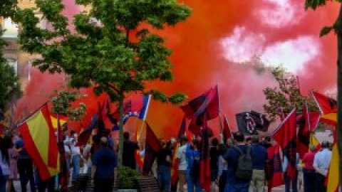 Grupos ultraderechistas apoyan la promesa de Feijóo de derogar la ley de memoria con un acto frente al Congreso