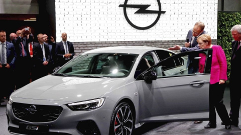 Angela Merkel, ante el Opel Insignia GSI, en una foto de archivo. / EFE