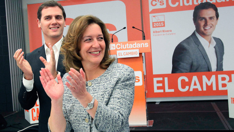 El presidente de Ciudadans, Albert Rivera, junto con la candidata del partido a la alcaldía de Barcelona, Carina Mejías, en la cena con militantes en Barcelona con que Ciudadanos da inicio a la campaña de las elecciones municipales. EFE/TONI GARRIGA