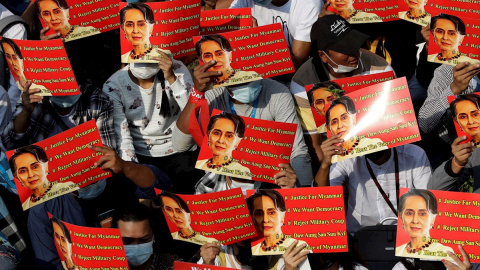 Manifestantes con carteles de Aung San Suu Kyi  durante una protesta en Rangún.