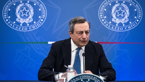 12/07/2022-El primer ministro italiano, Mario Draghi, asiste a una rueda de prensa en el Palacio Chigi, en Roma, Italia, el 12 de julio