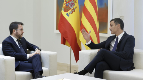 El presidente del Gobierno, Pedro Sánchez (d), mantiene un encuentro con el presidente de la Generalitat de Cataluña, Pere Aragonès, este viernes en el Palacio de la Moncloa.