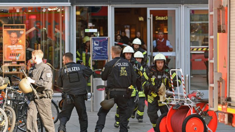 Despliegue de policía y bomberos en la estación central de Colonia, en Alemania. SASCHA STEINBACH (EFE)