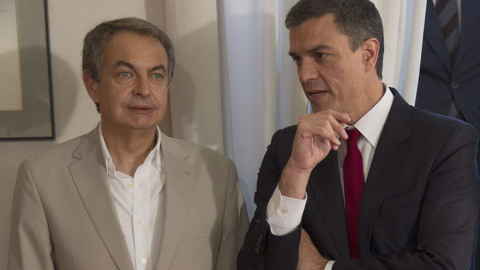 José Luis Rodríguez Zapatero y Pedro Sánchez, en Sevilla. / EFE