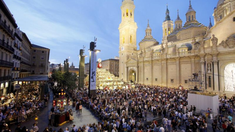 rocesión del Rosario de Cristal, uno de los actos más relevantes de las fiestas del Pilar de Zaragoza, cuyo origen se remonta al siglo XIX. EFE/JAVIER BELVER