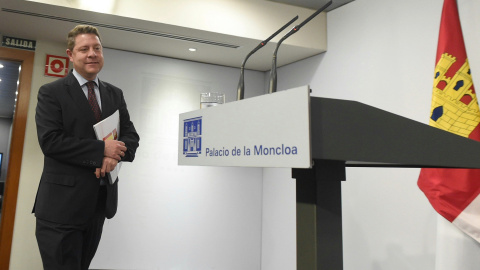 El presidente de Castilla-La Mancha, Emiliano García-Page, momentos antes de la rueda de prensa que ofrece tras la reunión que ha mantenido con el presidente del Gobierno, Pedro Sánchez, en el Palacio de la Moncloa, en Madrid. EFE/ Fernando Villar