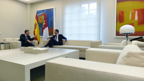 El presidente del Gobierno Pedrto Sánchez, durante su reunión con el presidente de la comunidad de Castilla La Mancha Emiliano García Page, en el Palacio de La Moncloa.-EFE/Fernando Villar