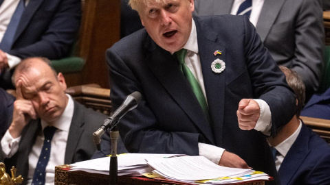 13/07/2022-Una fotografía difundida por el Parlamento del Reino Unido muestra al primer ministro británico, Boris Johnson, durante las Preguntas del Primer Ministro (PMQs) en la Cámara de los Comunes en Londres, Gran Bretaña, el 13 de julio