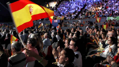 Imagen de los asistentes al acto convocado por Vox en el Palacio de Vistalegre de Madrid. EFE/ Paolo Aguilar