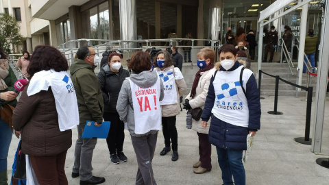 Concentración en los juzgados de Plaza de Castilla de activistas de Marea de Residencias