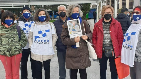 Concentración frente a los juzgados de Plaza de Castilla para apoyar a los denunciantes de muertes en residencias por la covid