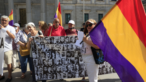 14/07/2022.- Varias asociaciones memorialistas, frente al Congreso con motivo de la aprobación de la Ley de Memoria Democrática. EFE/ Zipi