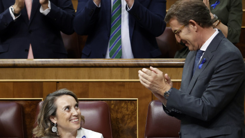 El presidente del PP, Alberto Núñez Feijóo (d), aplaude la intervención de la portavoz del PP en el Congreso, Cuca Gamarra (i), durante el debate sobre el estado de la nación que comienza este martes en el Congreso.