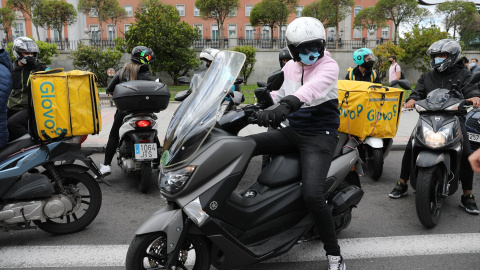 Varios motoristas de Glovo participan en una manifestación en Moncloa, a 11 de mayo de 2021, en Madrid (España).