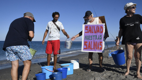 09/07/2022-Varios voluntarios llevan este sábado 9 de julio agua de mar a Las Salinas del Cabo de Gata en la playa de La Fabriquilla (Almería), con motivo de la pérdida de la lámina de agua que permitía el paso de migración de distintas especies, co