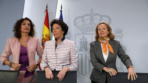 La portavoz Isabel Celaá, junto a la titular de Hacienda, Maria Jesus Montero, y la de Economía, Nadia Calviño, antes de comenzar la rueda de prensa en la que han explicado el plan presupuestario para 2019 que el Gobierno enviará a Bruselas. REUTERS/S