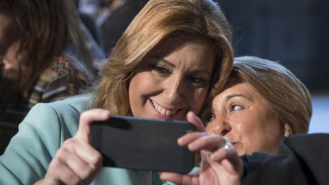 La presidenta andaluza, Susana Díaz, se hace un selfi con una de las mujeres asistentes al acto de presentación del balance y los nuevos retos de la Ley para la Promoción de la Igualdad de Género en Andalucía, con motivo de su décimo aniversario, ho