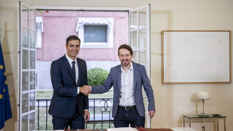 El presidente del Gobierno, Pedro Sánchez, y el líder de Podemos, Pablo Iglesias, en la firma del acuerdo presupuestario para 2019 / PODEMOS