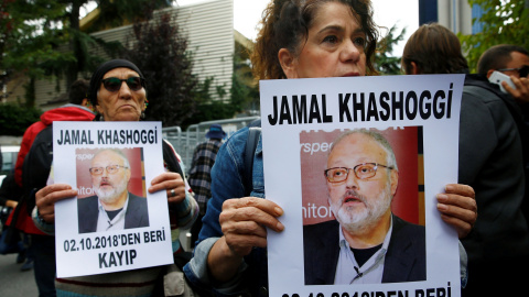 Activistas pro derechos humanos protestan por la desaparición del periodista Jamal Khashoggi ante la embajada de Arabia Saudí en Ankara, Turquía.- REUTERS