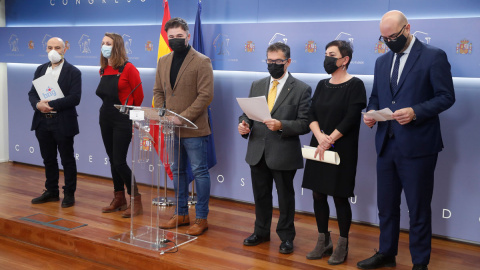 23/02/2021.- Los congresistas de ERC, Gabriel Rufián (3i), BNG, Néstor Rego (i), la CUP, Mireia Vehí (2i), EH Bildu, Mertxe Aizpurua (2d) y Junts Per Catalunya, Genis Boadella (d) y Jaume Alonso-Cuevillas (3d) durante la rueda de prensa para mostrar su