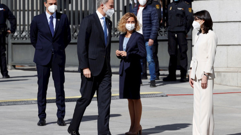 23/02/2021.- El rey Felipe VI (c), es recibido por el presidente del Gobierno, Pedro Sánchez (i), la presidenta del Congreso, Meritxell Batet (2d), y la presidenta del Senado, Pilar Llop (d) a su llegada a la ceremonia que se celebra, este martes, en el 