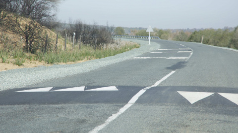 3/02/2022-Detalle de la carretera en la Dehesa de Abajo, a 3 de febrero en Sevilla (Andalucía)