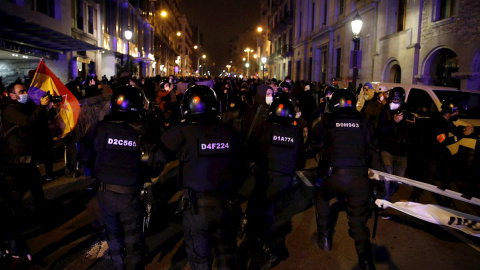 Despliegue de los Mossos durante una de las protestas por la libertad de Pablo Hasél en Barcelona.