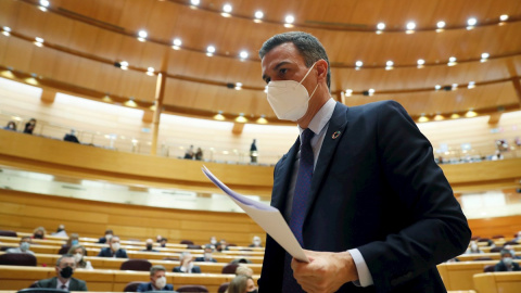 23/02/2021.- El presidente del Gobierno, Pedro Sánchez, tras su intervención en la sesión de control al Gobierno, esta tarde en el Senado. EFE/Mariscal