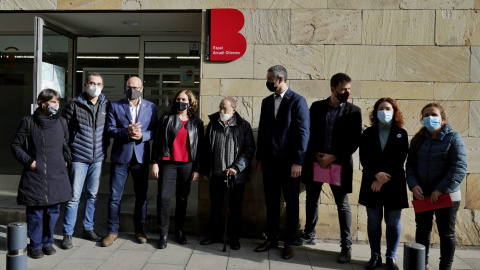 Arcadi Oliveres, flanquejat per autoritats i membres de LaFede.cat, en l'acte de rebateig de la seu de l'entitat amb el seu nom.