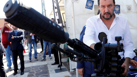 El viceprimer ministro italiano, titular de Interior, y líder del Movimiento 5 Estrellas, Matteo Salvini, con un arma automática en una muestra de material policial, en Roma. REUTERS/Remo Casilli