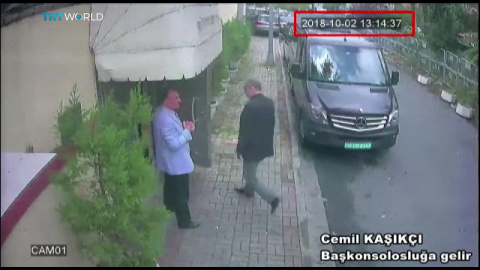 Fotografía del periódico turco 'Sabah' y obtenida de un vídeo de un circuito cerrado de televisión policial que muestra supuestamente al periodista saudí desaparecido Jamal Khashoggi en el exterior del consulado saudí en Estambul (Turquía). EFE/ Sa