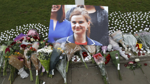 La diputada Jo Cox, en una fotografía en el homenaje en la Plaza del Parlamento, de Londres