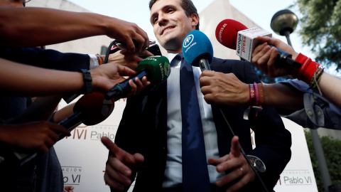 El presidente del PP, Pablo Casado, atiende a los medios de comunicación tras participar en la mesa redonda sobre 'El papel de la Iglesia en una sociedad democrática'. EFE/ SMariscal