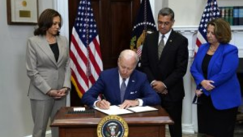 Biden aprueba nuevas medidas para proteger el acceso al aborto