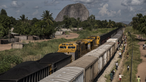 Por la vía rehabilitada por SACYR en Mozanbique pasa un tren de carbón con 120 vagones que ocupan un kilómetro y medio de longitud. PEDRO ARMESTRE