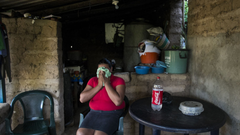 La sobreexplotación por Coca Cola del acuífero de Nejapa (El Salvador) ha secado fuentes y pozos de superficie y ha forzado a las mujeres a caminar durante horas para obtener el agua necesaria para vivir. PEDRO ARMESTRE