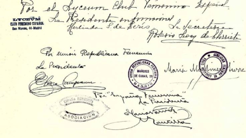 Clara Campoamor firma, en calidad de presidenta de la Unión Republicana Femenina, el proyecto de abolición de la prostitución el 25 de septiembre de 1932.