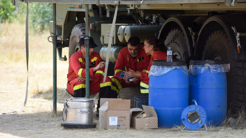 Bomberos participantes en la extinción del incendio en la comarca de Las Hurdes descansan, a 14 de julio de 2022, en Cáceres, Extremadura, (España).