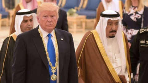 El presidente de EEUU, Donald Trump, junto al rey de Arabia Saudí, Salmán bin Abdelaziz. | EFE