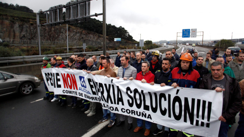 Un grupo de trabajadores de la empresa de Alcoa en A Coruña, durante la concentración convocada  después de la decisión que la dirección de Alcoa ha trasladado a su Comité Europeo, de cerrar sus plantas en Avilés y A Coruña. EFE/Cabalar