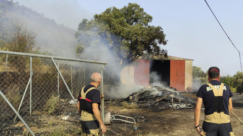 Vista de los equipos que están trabajando en el incendio de Casas de Miravete, localidad que ha tenido que ser desalojada esta noche, y que evoluciona de forma "no favorable", según ha informado este viernes la Junta de Extremadura. La localidad de Casa